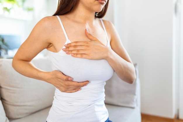 Симптомы и лечение пятен под грудью